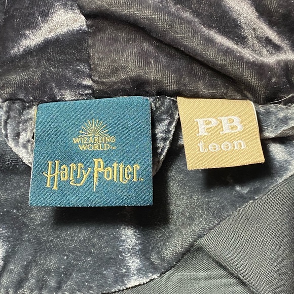 Pottery Barn Harry Potter Hufflepuff Gray Velvet Robe PB Teen - Picture 3 of 6
